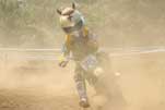オフロードで優雅な走りを見せるモトクロスライダー ナギオ